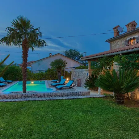Rustic House Magdalea With Pool 펜션